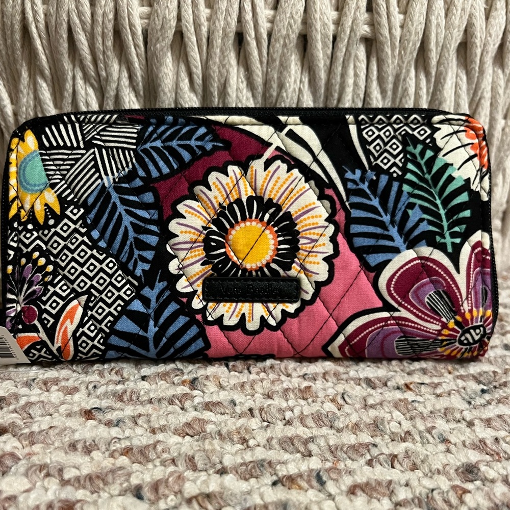 NWT Vera Bradley Kauai Floral RFID Accordion Wristlet